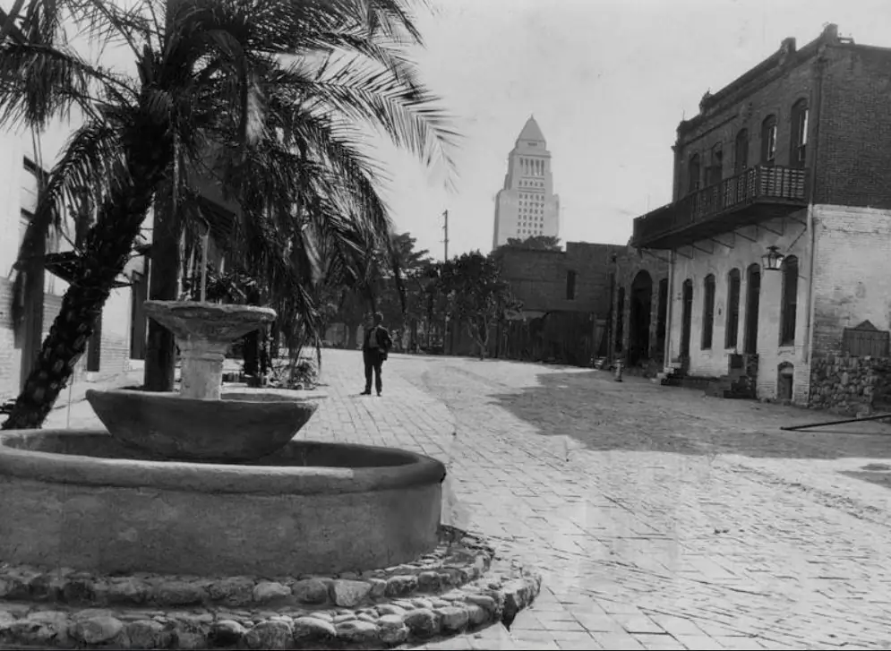 Olvera Street 1930, Olvera Street Fountain